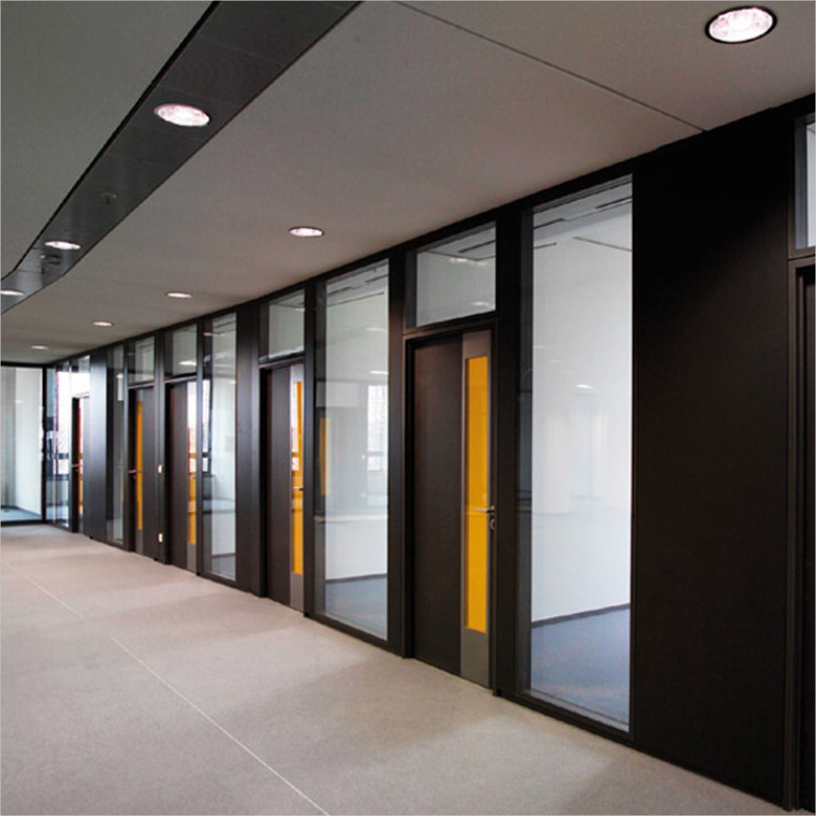 诺沃芬办公室门